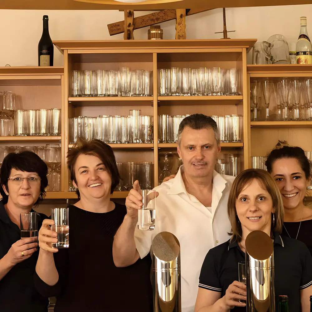 Ein Team des Restaurants Schwarzeradler steht vor der Bar